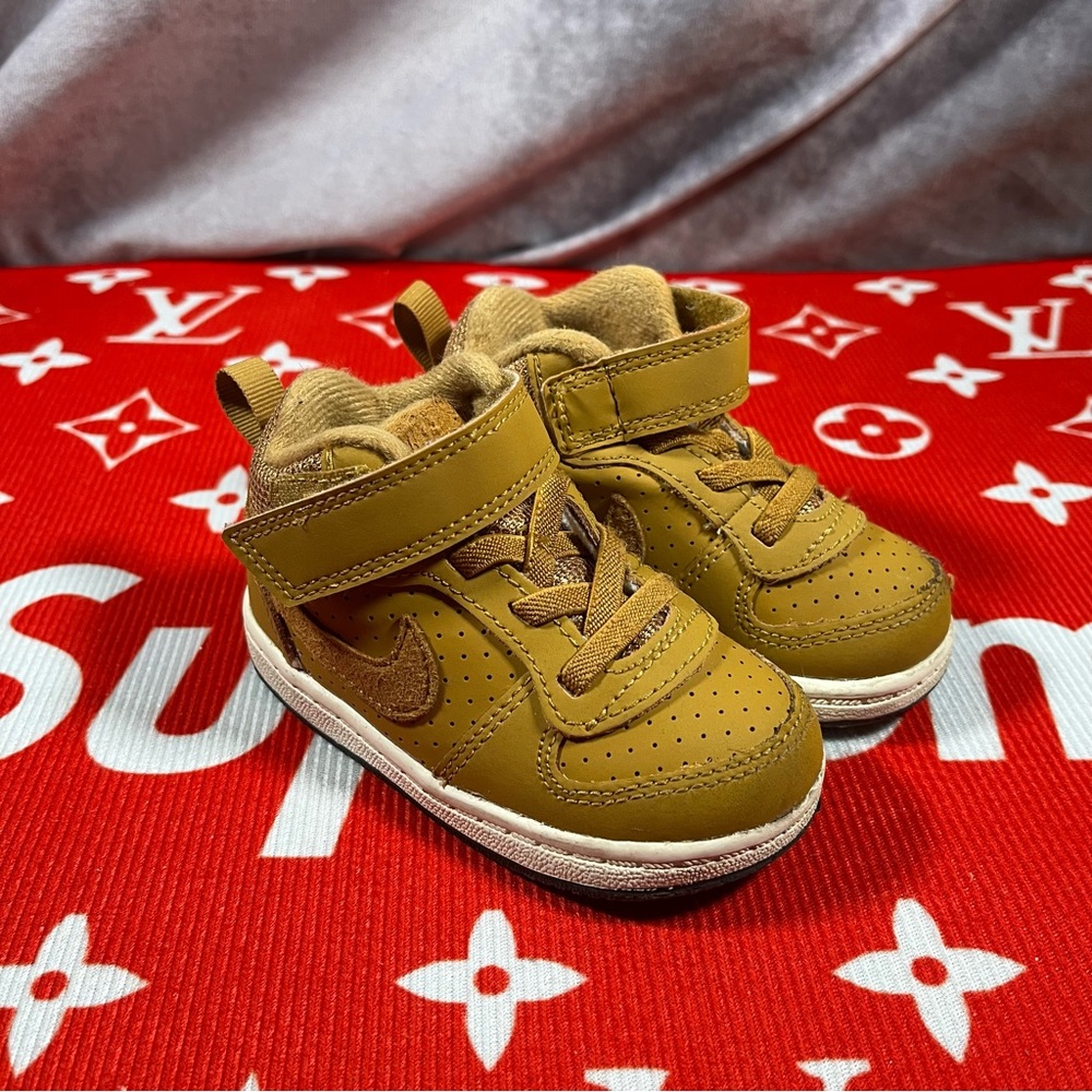 gently used nike court borough wheat mid 2 size 5c